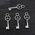 Colgante de llave con signo de paz plateado retro para collares y pulseras de bricolaje - Estilo Llave Símbolo de Paz Plata Envejecida