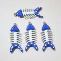 Dettaglio di quattro ciondoli a lisca di pesce in smalto blu e bianco con bordo dorato - Blu Reale (AJ5-41)