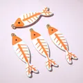 Dettaglio di quattro ciondoli a lisca di pesce in smalto arancione e bianco dorato - Stile Lisca di Pesce Arancione e Bianco (AJ5-16)