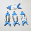 Dettaglio di quattro ciondoli a lisca di pesce dorati con smalto blu e pois bianchi - Blu Brillante (AJ5-42)