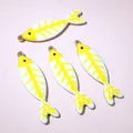 Dettaglio di quattro ciondoli a lisca di pesce in smalto dorato per gioielli fai da te - Stile Lisca di Pesce Giallo e Bianco (AJ5-18)