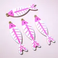 Quattro ciondoli a lisca di pesce rosa e bianchi con anelli dorati per creazioni di gioielli - Stile Lisca di Pesce Rosa e Bianco (AJ5-19)