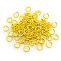 Dettaglio dei anellini aperti in metallo giallo brillante per gioielli fai da te - Giallo
