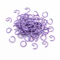 Vista macro di anellini aperti viola per creazione di gioielli fai-da-te su bianco - 0.9x6mm / Viola