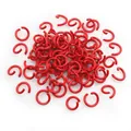 Dettaglio di anellini aperti in metallo rosso per la creazione di gioielli fai-da-te - 0.9x6mm / Rosso