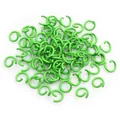 Dettaglio macro di anellini aperti verde erba per creazione di gioielli DIY - 0.9x6mm / Verde