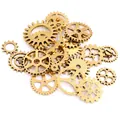 Macro-detail van diverse steampunk bronzen legering tandwielen voor doe-het-zelf handwerk - Antiek Goudkleurig (50 G Per Verpakking)