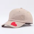 Casquette de baseball en coton beige avec broderie cœur rouge sur le bord vue de côté - Réglable / Khaki-Cœur Rouge