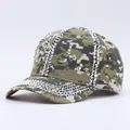 Berretto mimetico con strass luccicanti e dettagli di frange su sfondo bianco - Camouflage Verde Chiaro Nappa Strass