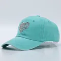 Detail van de muntgroene katoenen baseballpet met een fonkelend hart van strass-steentjes - Verstelbaar / Strass Hart Stijl / Lichtblauw