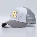 Dettaglio dei brillantini scintillanti e logo R dorato sulla calotta in rete traspirante - Stile Lettera R con Strass - Tesa senza Strass / Bianco Grigiastro