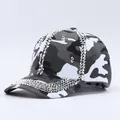 Cappellino da baseball mimetico con strass luccicanti e dettagli di nappe alla moda - Camouflage Grigio Bianco Nappa Strass