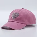Detail van roze gewassen katoenen baseballpet met zilveren strass hartdecoratie - Verstelbaar / Strass Hart Stijl / Roze