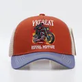 Ricamo dettagliato di un motociclista e fiamme su un cappellino trucker vintage in mesh - Regolabile / Motociclista Tesa Arancione Blu