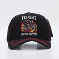 Dettaglio del ricamo moto e fiamme su un cappellino trucker nero traspirante - Regolabile / Motociclista Nero Solido