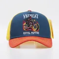 Dettaglio del ricamo della moto e della trama in rete sul berretto da baseball trucker - Regolabile / Motociclista Tesa Blu Notte Arancione