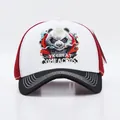 Dettaglio del ricamo panda e della rete a contrasto sul berretto trucker baseball - Regolabile / Panda Tesa Bianco Nera