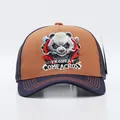 Dettaglio del cappello trucker con ricamo panda e cuciture arancioni sulla visiera - Regolabile / Panda Tesa Caffè Nera