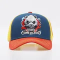 Dettaglio del ricamo su un cappello trucker tricolore con panda e rete traspirante - Regolabile / Panda Tesa Blu Notte Arancione