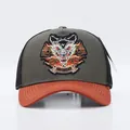 Dettaglio del ricamo testa di lupo e fiamme arancioni su un cappello trucker a rete - Regolabile / Leone Tesa Grigio Arancione