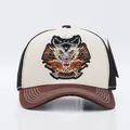 Dettaglio della toppa con lupo ricamato su un cappello trucker bicolore con cuciture - Regolabile / Leone Tesa Beige Caffè