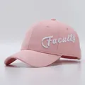 Detail der rosa Baumwoll-Basecap mit weißer 3D-Stickerei und Faculty-Schriftzug - Verstellbar / Rosa mit Faculty-Stickerei