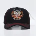 Dettaglio del ricamo della testa di lupo e cuciture rosse a contrasto sul cappello nero - Regolabile / Leone Nero Solido