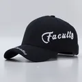 Detail der weißen Faculty-Stickerei auf dem marineblauen Baumwoll-Baseball-Cap - Verstellbar / Marineblau mit Faculty-Stickerei