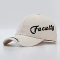 Detailansicht der 3D-Stickerei und Belüftungsösen auf der Baumwoll-Baseballkappe - Verstellbar / Beige mit Faculty-Stickerei
