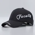 Detail der Faculty-Stickerei und Stofftextur auf einer schwarzen Baseballkappe - Verstellbar / Grau mit Faculty-Stickerei