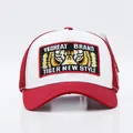 Dettaglio del ricamo a occhio di tigre su un cappellino trucker in rete bicolore rosso e bianco - Regolabile / Occhio di Tigre Tesa Bianco Rosso