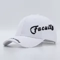 Detailansicht der schwarzen Faculty-Stickerei auf einer weißen Baseballkappe - Verstellbar / Weiß mit Faculty-Stickerei