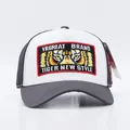 Dettaglio del ricamo di alta qualità con motivo occhio di tigre sul fronte del cappello - Regolabile / Occhio di Tigre Tesa Bianco Grigio