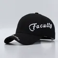 Nahaufnahme der weißen 3D-Stickerei mit Faculty und Characteristics auf schwarzer Baseballcap - Verstellbar / Schwarz mit Faculty-Stickerei