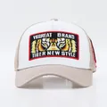 Ricamo dettagliato di una toppa occhio di tigre su un cappello trucker in rete beige - Regolabile / Occhio di Tigre Tesa Bianco Khaki