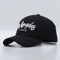 Detailansicht der weißen Los Angeles Vintage Bestickung auf einer schwarzen Baseballkappe - Verstellbar / Schwarz mit Los-Angeles-Stickerei