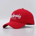 Nahaufnahme der 3D-Stickerei mit Los Angeles Vintage Schriftzug auf roter Cap - Verstellbar / Rot mit Los-Angeles-Stickerei