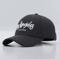 Nahaufnahme der dunkelgrauen Baseballkappe mit weißem Los Angeles Vintage Stickerei - Verstellbar / Grau mit Los-Angeles-Stickerei