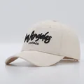 Detailaufnahme der Los Angeles VINTAGE 3D-Stickerei auf der beigen Baumwoll-Cap - Verstellbar / Beige mit Los-Angeles-Stickerei