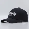 Detail der Vintage Los Angeles Bestickung auf dunkelblauer Baumwoll-Baseballkappe - Verstellbar / Marine mit Los-Angeles-Stickerei