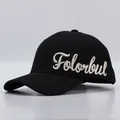 Detail der weißen 3D-Stickerei auf einer schwarzen Baseballkappe aus Baumwolle - Verstellbar / Schwarz-Beige mit Folorbul-Stickerei