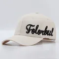 Detailansicht der schwarzen 3D-Stickerei auf dem Stoff einer beigen Baseballkappe - Verstellbar / Beige mit Folorbul-Stickerei