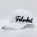Detailaufnahme der hochwertigen schwarzen 3D-Stickerei auf weißer Baseballkappe mit Textur - Verstellbar / Weiß mit Folorbul-Stickerei
