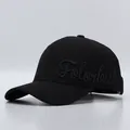 Detailaufnahme der 3D-Stickerei Folorbul auf einer schwarzen Baumwoll-Baseballkappe - Verstellbar / Reines Schwarz mit Folorbul-Stickerei
