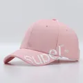 Detailansicht der rosa Baseballkappe mit weißer 3D-Stickerei super Text und Nummer 60 - Verstellbar / Rosa mit Super-60-Stickerei