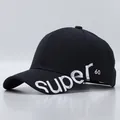 Detail der weißen 3D-Stickerei super 60 auf einer dunkelblauen Canvas-Basecap - Verstellbar / Marine mit Super-60-Stickerei