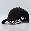 Detailseitenansicht der schwarzen Baseballkappe mit weißer 3D-Stickerei Super 60 am Rand - Verstellbar / Schwarz mit Super-60-Stickerei