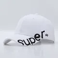 Detailaufnahme der hochwertigen Baumwoll-Baseballkappe mit schwarzer 3D-Stickerei - Verstellbar / Weiß mit Super-60-Stickerei
