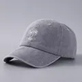 Dettaglio della trama in cotone lavato grigio scuro del cappello con ricamo di palme bianche - Regolabile / Grigio chiaro