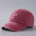Dettaglio ricamo palme su berretto da baseball in cotone lavato colore rosso vino - Regolabile / Borgogna